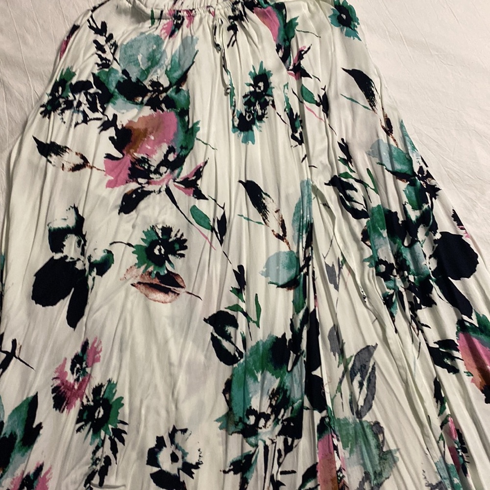New!! Vici Floral Temple Adjustable Halter
Maxi Dress - Picture 5 of 7